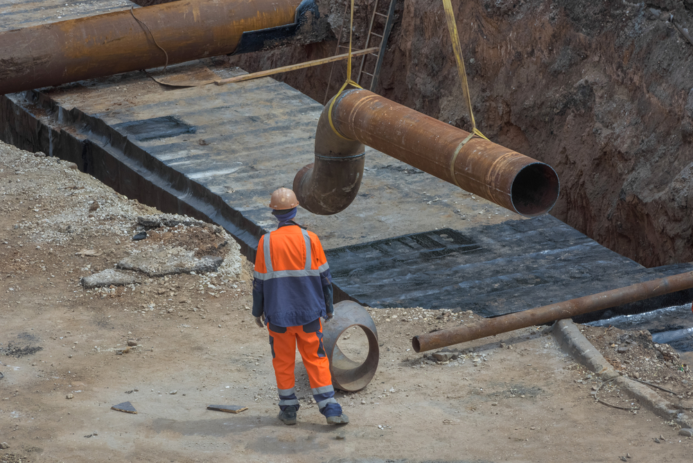 Ouvrier de construction dans la tranchée souterraine